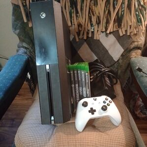 XBOX ONE WITH CONTROLLER AND GAMES